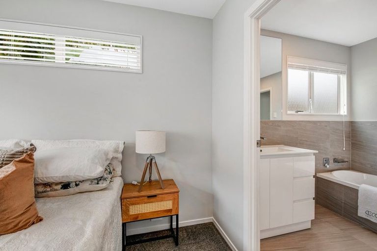 Photo of property in 2/16 Ellice Road, Totara Vale, Auckland, 0629