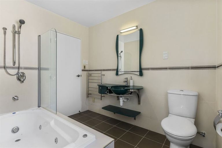 Photo of property in 14 Spoonbill Place, Unsworth Heights, Auckland, 0632