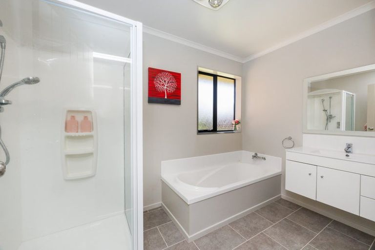 Photo of property in 43 Geneva Terrace, Kelvin Grove, Palmerston North, 4414