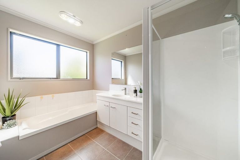 Photo of property in 6 Mcewen Crescent, Riverstone Terraces, Upper Hutt, 5018