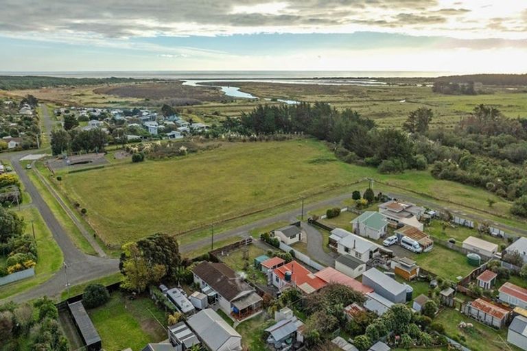 Photo of property in 24 Nuku Street, Tangimoana, 4822
