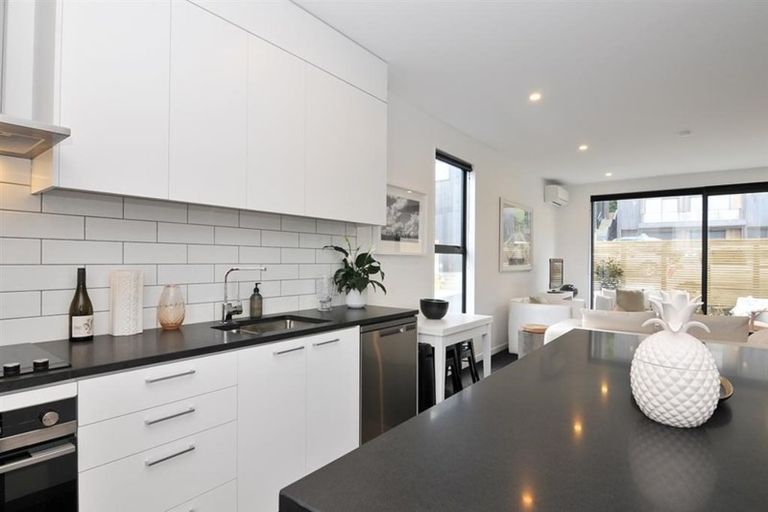Photo of property in 20u2 Trent Street, Island Bay, Wellington, 6023