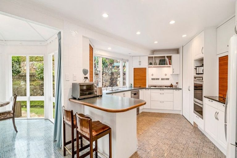 Photo of property in 32 Deane Avenue, Titirangi, Auckland, 0604