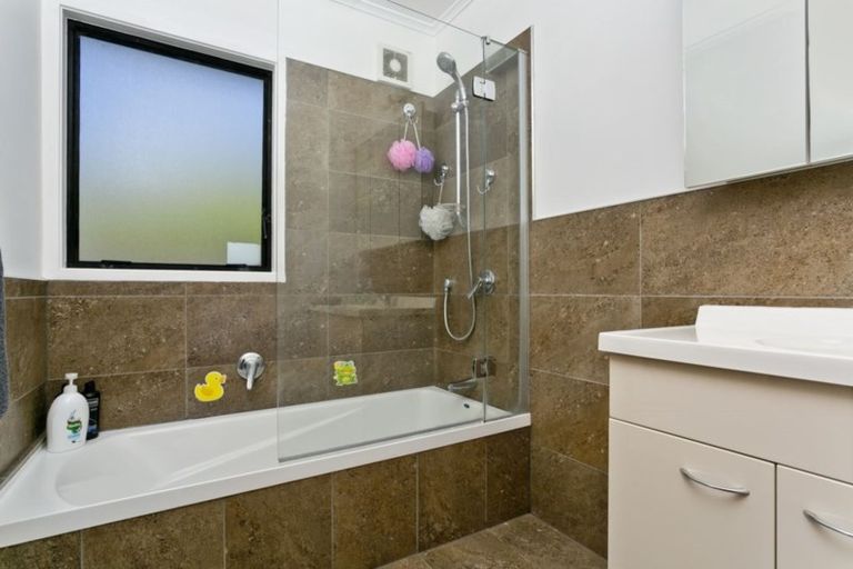 Photo of property in 4 Sevilla Place, Unsworth Heights, Auckland, 0632