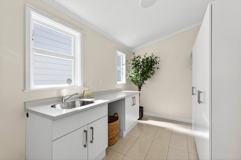 Photo of property in 9 Cobden Crescent, Bluff Hill, Napier, 4110