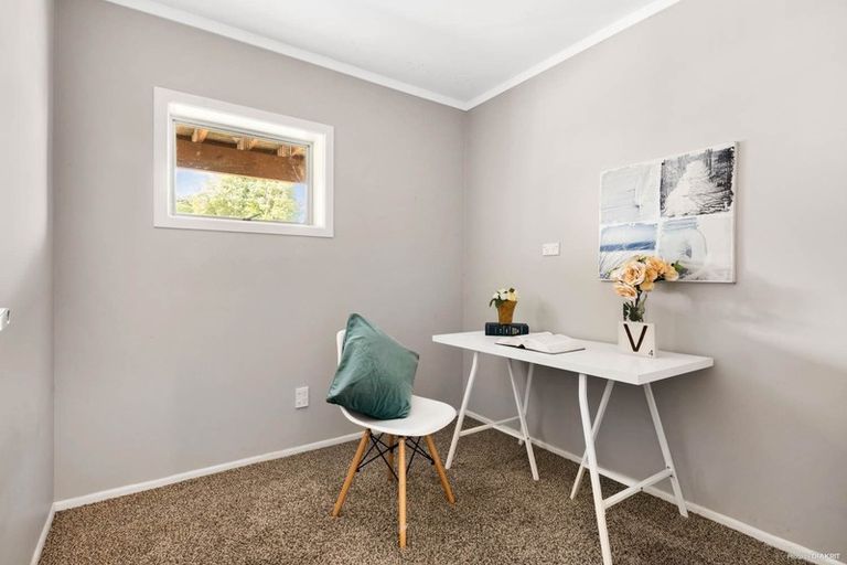 Photo of property in 19 Sovereign Place, Glenfield, Auckland, 0629