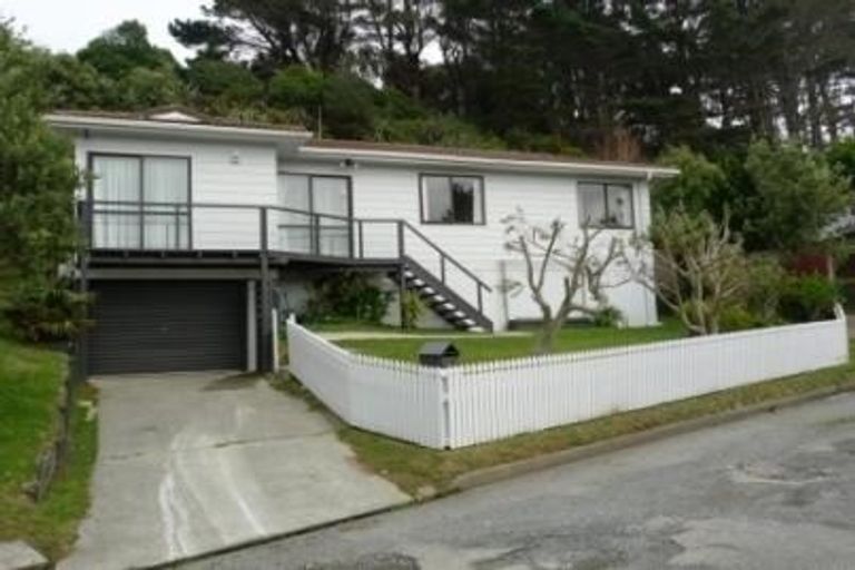 Photo of property in 25 Fernhaven Grove, Newlands, Wellington, 6037