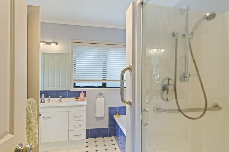 Photo of property in 6 Royal Heights, Glen Avon, New Plymouth, 4312