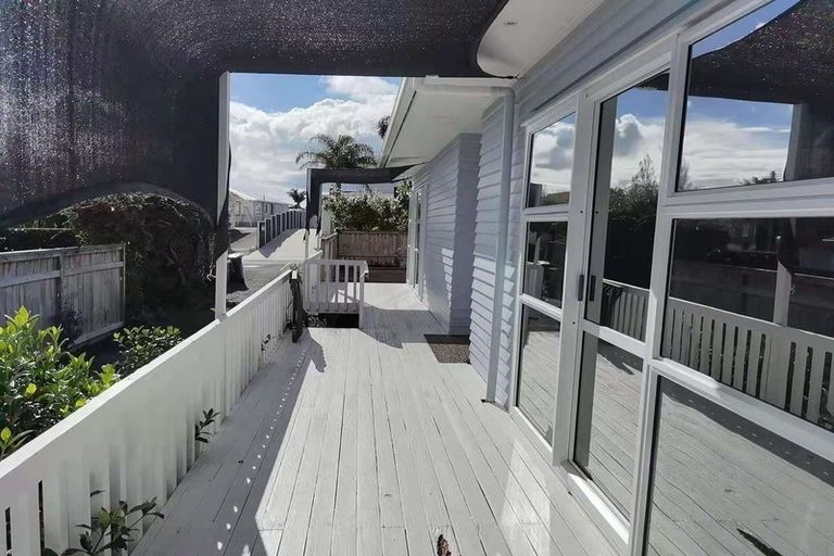 Photo of property in 4 Springbank Lane, Te Atatu Peninsula, Auckland, 0610