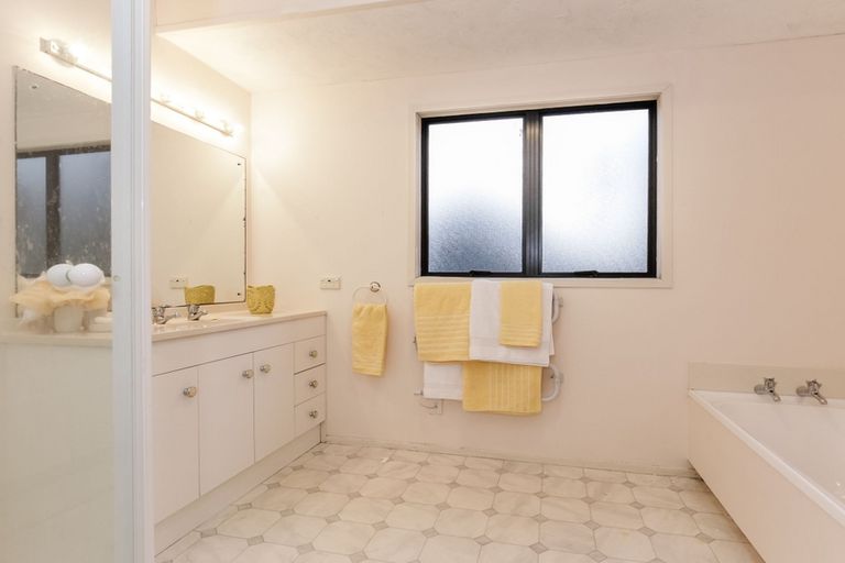 Photo of property in 22 Darcy Place, Massey, Auckland, 0614