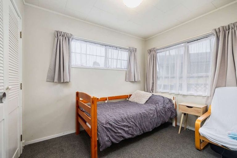 Photo of property in 33 Claverdon Drive, Massey, Auckland, 0614