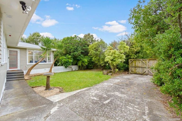 Photo of property in 22 Trojan Crescent, New Lynn, Auckland, 0600