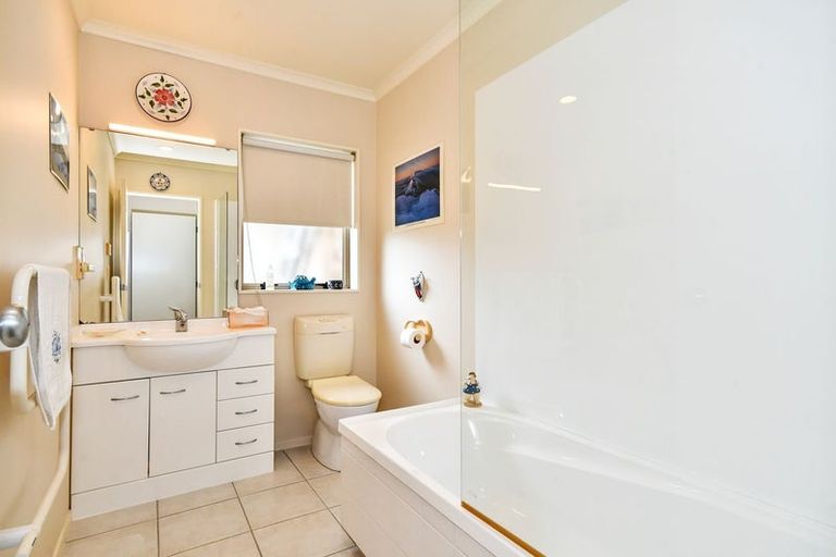 Photo of property in 46 Blackwood Drive, Wattle Downs, Auckland, 2103