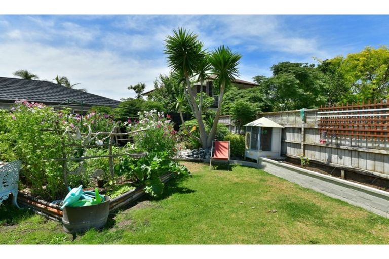 Photo of property in 32 Walton Street, Red Beach, 0932