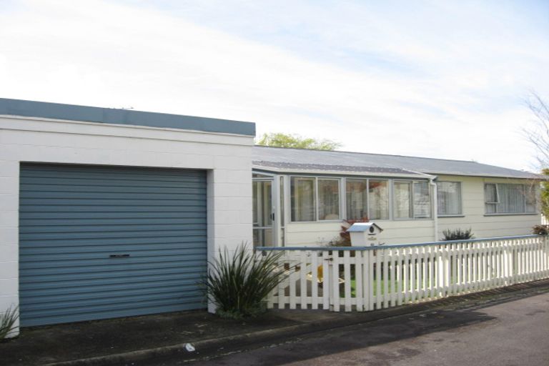 Photo of property in 6 Tainui Terrace, Inglewood, 4330