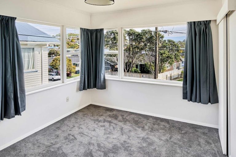 Photo of property in 22 Longcroft Terrace, Newlands, Wellington, 6037
