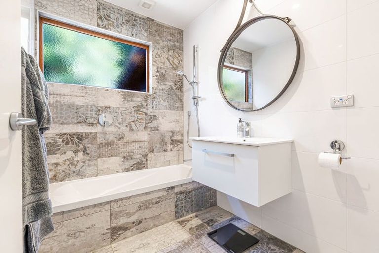 Photo of property in 2 Okewa Road, Titirangi, Auckland, 0604