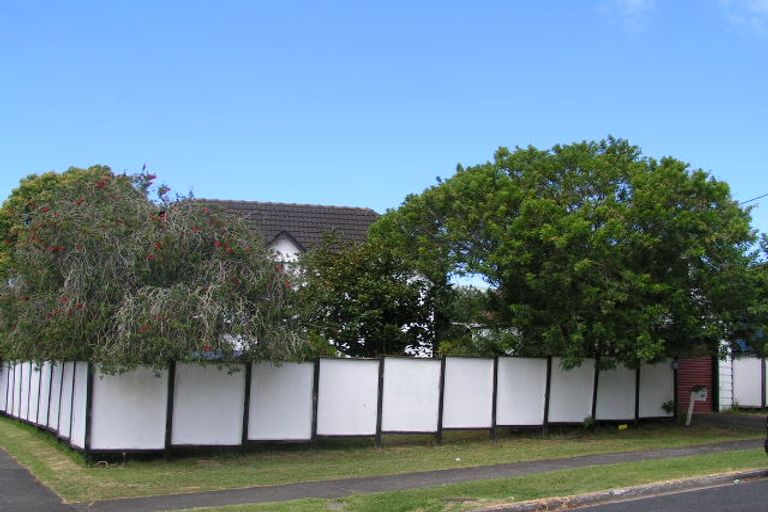 Photo of property in 2/17 Park Avenue, Northcote, Auckland, 0626