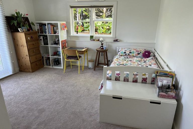 Photo of property in 2/192 Queen Street, Northcote Point, Auckland, 0627