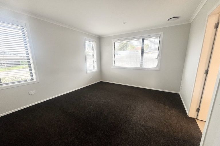 Photo of property in 5 Rewarewa Way, Timberlea, Upper Hutt, 5018