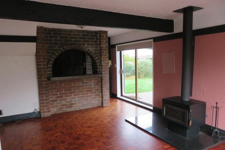 Photo of property in 102 Churton Drive, Churton Park, Wellington, 6037