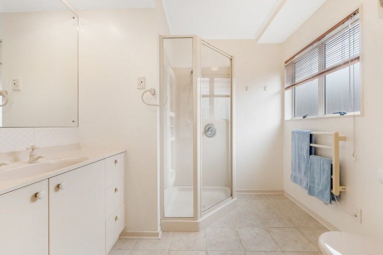 Photo of property in 18 Gibson Place, Mellons Bay, Auckland, 2014