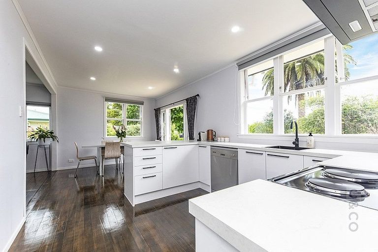 Photo of property in 16 Great North Road, Riverhead, 0820