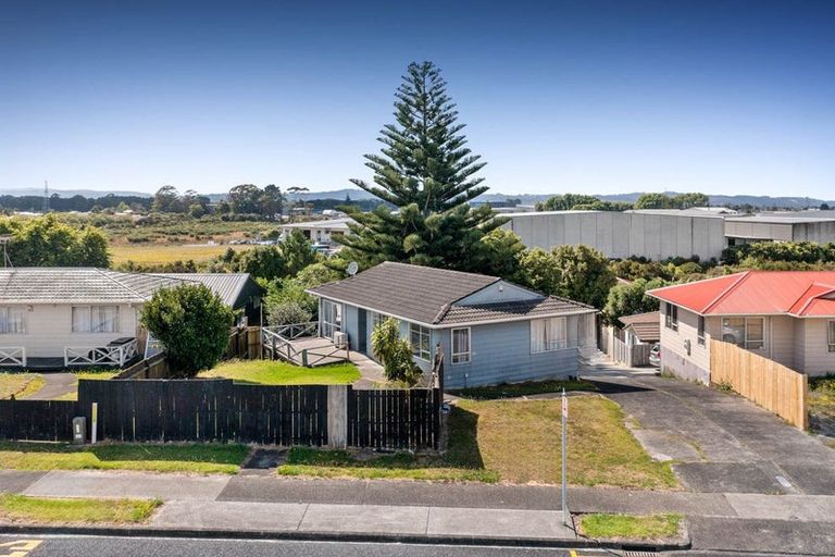 Photo of property in 49 Hyperion Drive, Randwick Park, Auckland, 2105