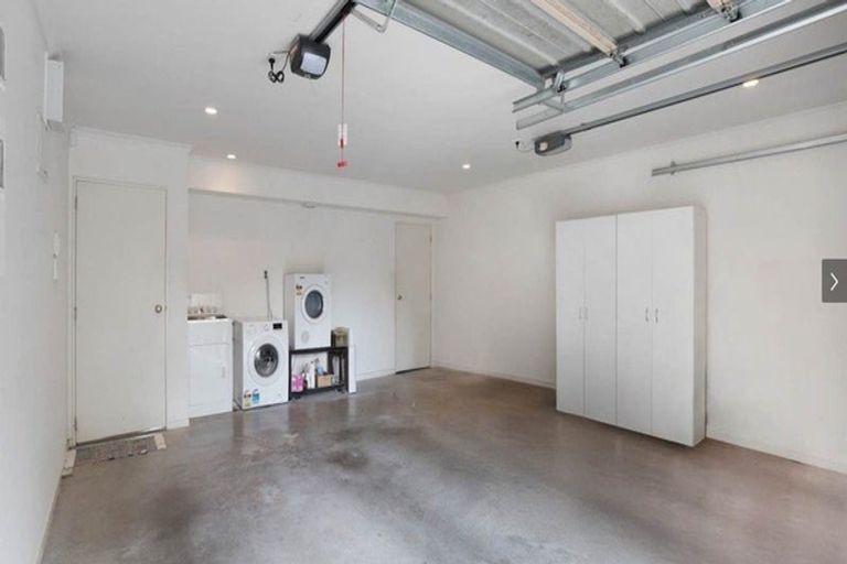 Photo of property in 1 Stolford Crescent, New Lynn, Auckland, 0600