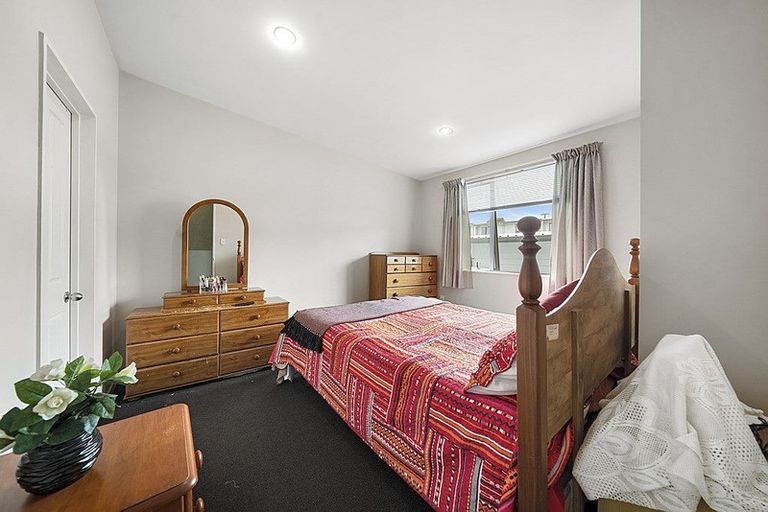 Photo of property in 28/3 Hulme Place, Henderson, Auckland, 0612