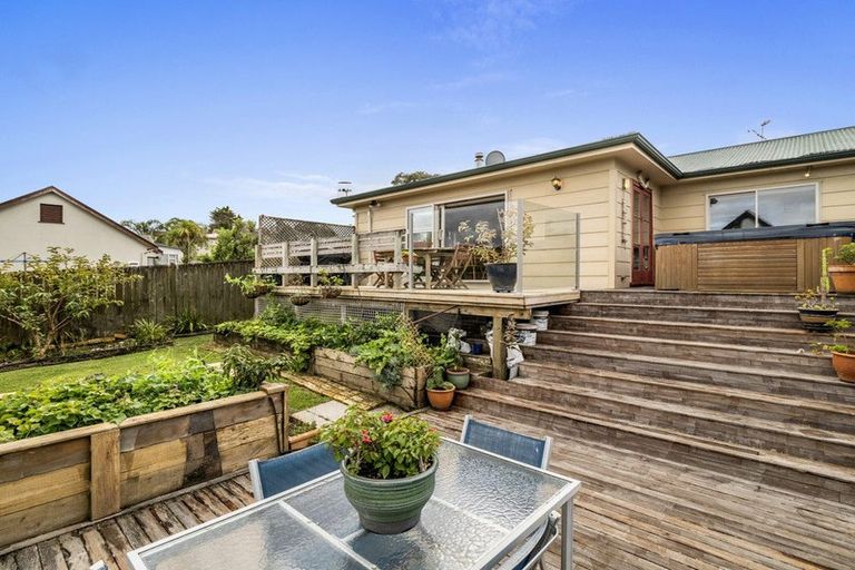 Photo of property in 1/230 East Coast Road, Forrest Hill, Auckland, 0620