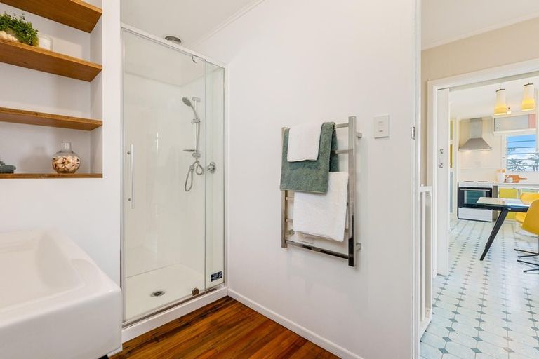 Photo of property in 15 Murray Road, Te Atatu Peninsula, Auckland, 0610