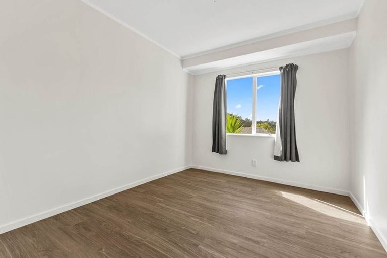 Photo of property in 2/39 Bayview Road, Bayview, Auckland, 0629
