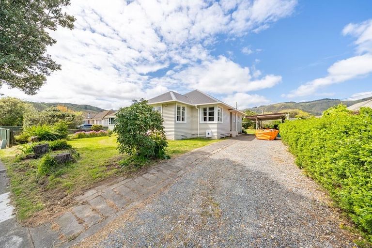 Photo of property in 16 Sladden Street, Naenae, Lower Hutt, 5011