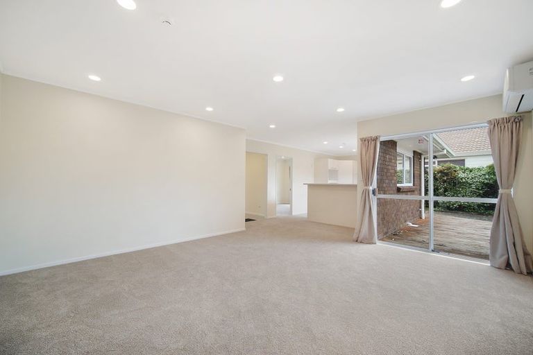 Photo of property in 11 Suncrest Drive, West Harbour, Auckland, 0618