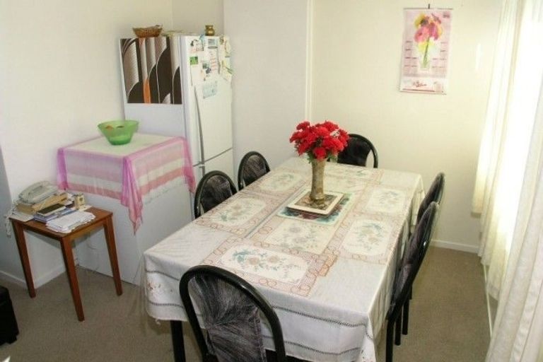 Photo of property in 15a Bayswater Place, Newlands, Wellington, 6037