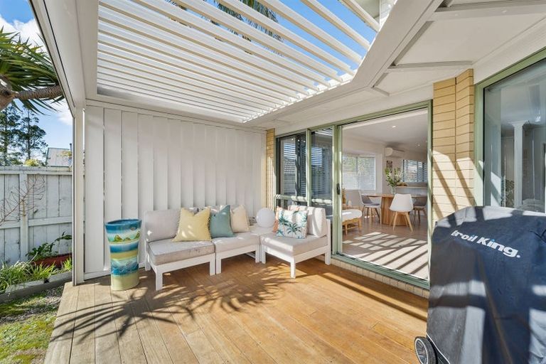 Photo of property in 43 Walton Street, Red Beach, 0932