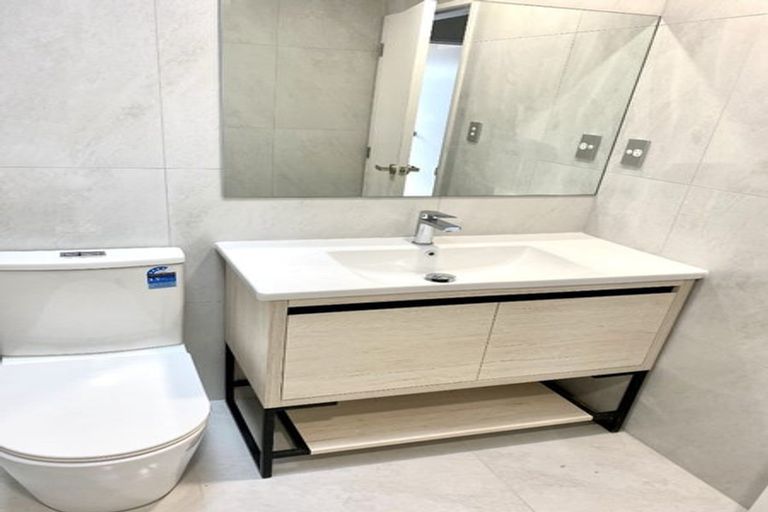 Photo of property in 2/38 Santiago Crescent, Unsworth Heights, Auckland, 0632