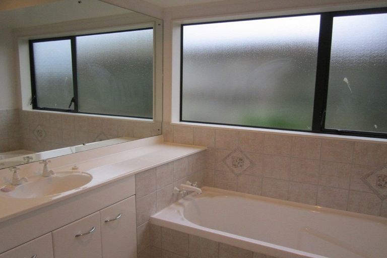 Photo of property in 128 Kilkenny Drive, East Tamaki Heights, Auckland, 2016