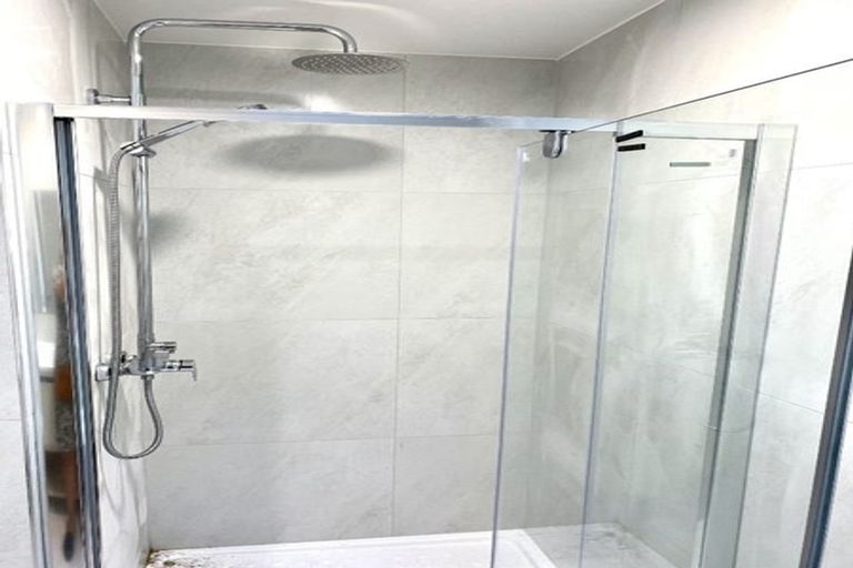 Photo of property in 2/38 Santiago Crescent, Unsworth Heights, Auckland, 0632