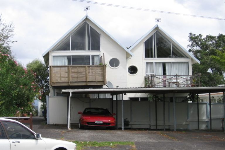 Photo of property in 3/7 Beach Haven Road, Beach Haven, Auckland, 0626