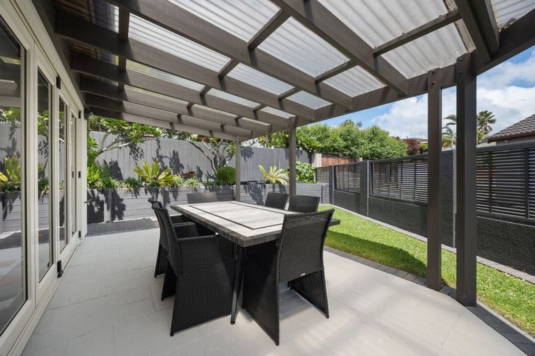 Photo of property in 8b Lupetti Rise, West Harbour, Auckland, 0618