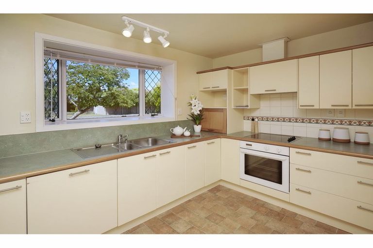 Photo of property in 2 Hawkswood Place, Avonhead, Christchurch, 8042