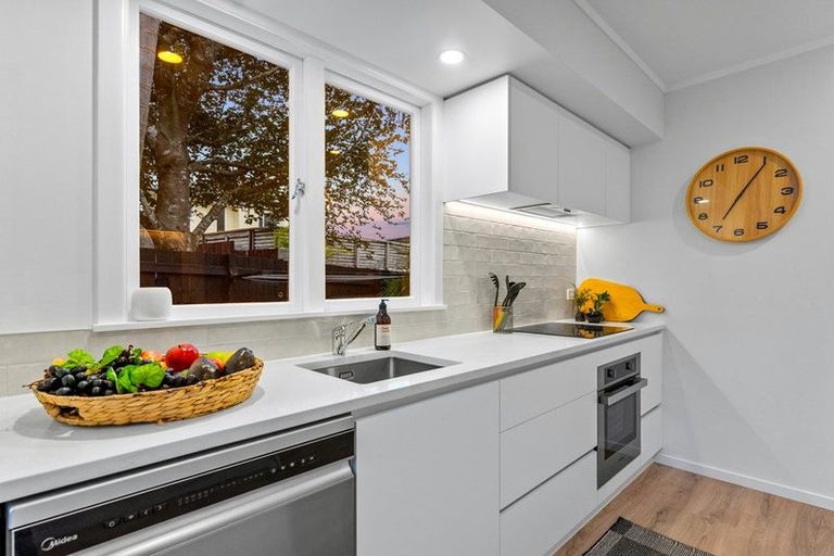 Photo of property in 21 Lantana Road, Green Bay, Auckland, 0604