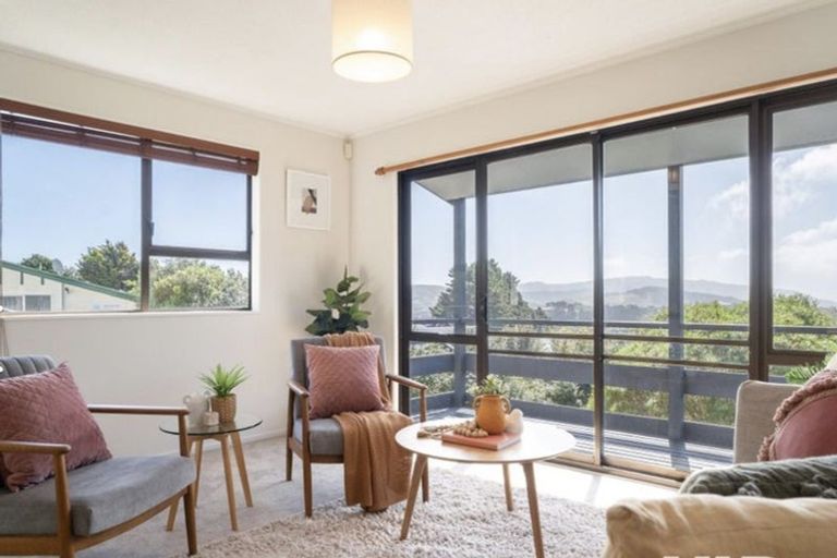 Photo of property in 44 Colchester Crescent, Newlands, Wellington, 6037