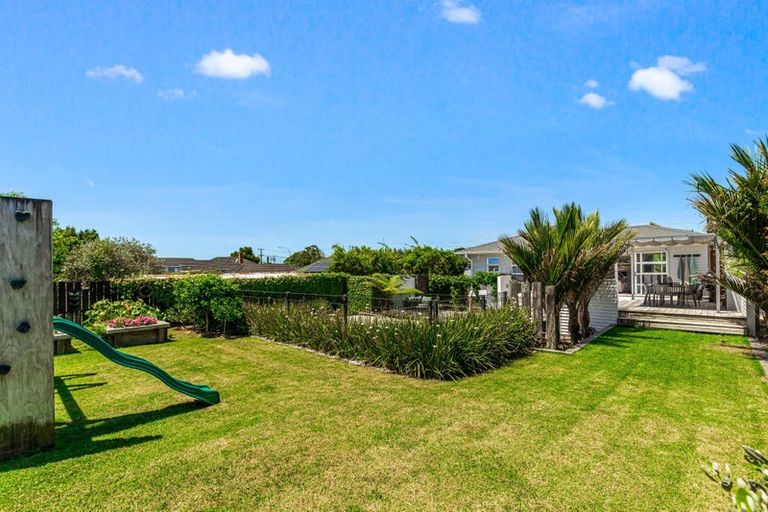Photo of property in 23 Gloria Avenue, Te Atatu Peninsula, Auckland, 0610
