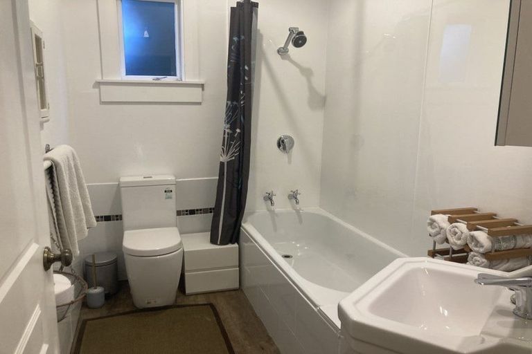 Photo of property in 40 Garden Road, Northland, Wellington, 6012