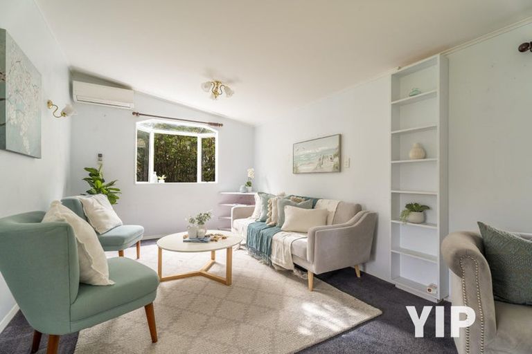 Photo of property in 10 Miles Crescent, Newlands, Wellington, 6037