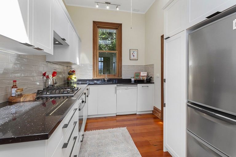 Photo of property in 37 Garden Road, Northland, Wellington, 6012