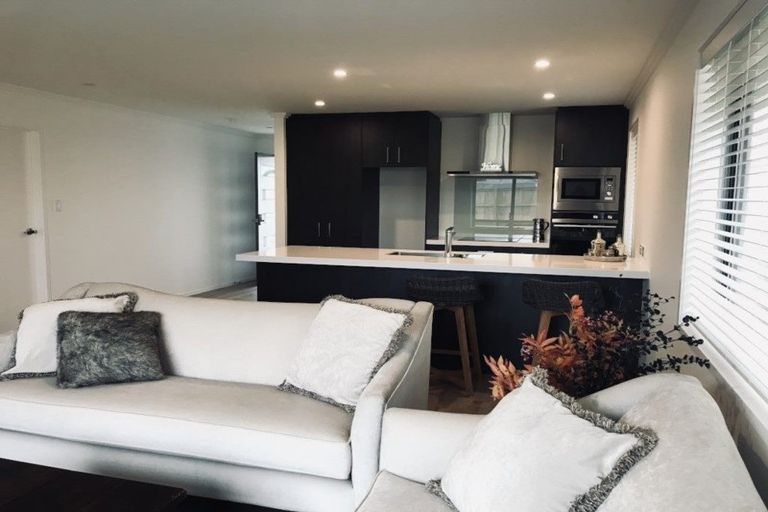 Photo of property in 19 Papa Orchard Drive, Kumeu, 0810